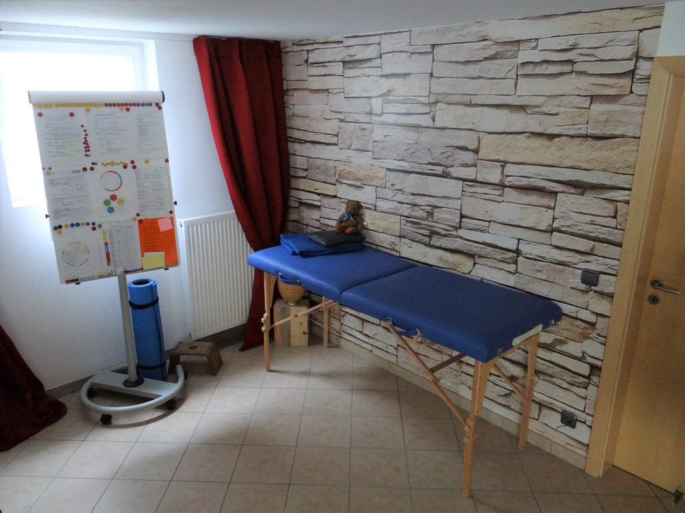 Behandlungsliege im Praxisraum